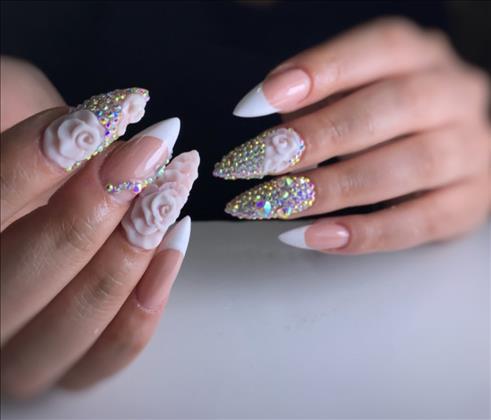 خدمات کاشت ناخن و مژه ساناز خدمات کاشت ناخن و مژه ساناز