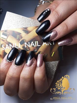 خدمات تخصصی کاشت ناخن سانلی