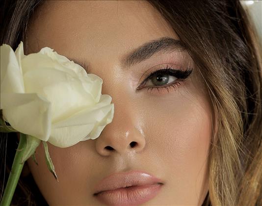 میکاپ غیر از عروس سالن تخصصی عروس دلووان