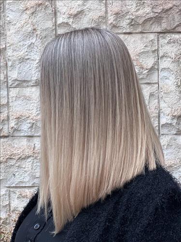 رنگ و لایت و درمان مو آزاده آزموده