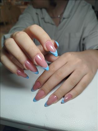 آموزش و خدمات کاشت ناخن 